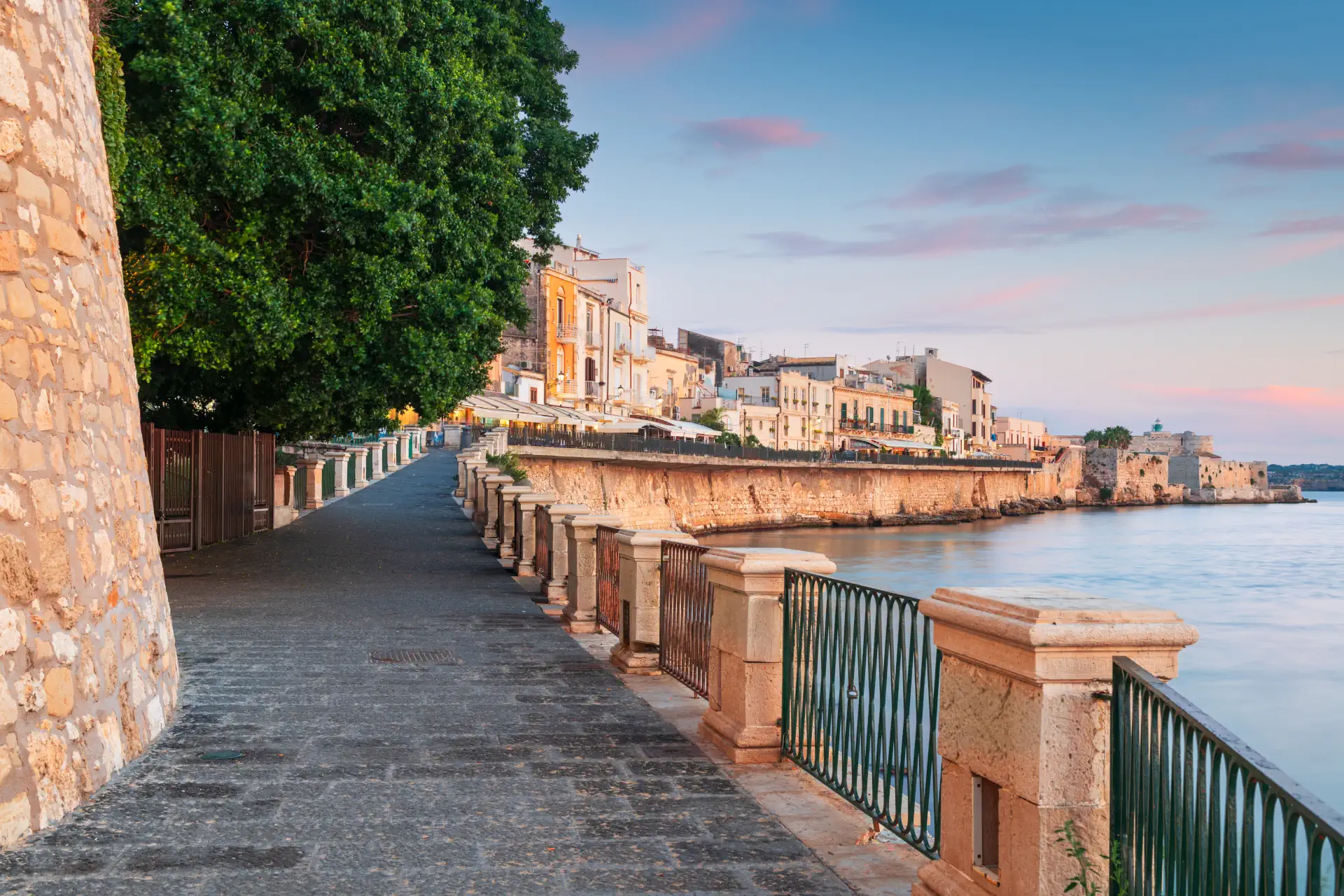 La passeggiata dorata sotto il Belvedere di Largo Aretusa a Siracusa, città della Sicilia
